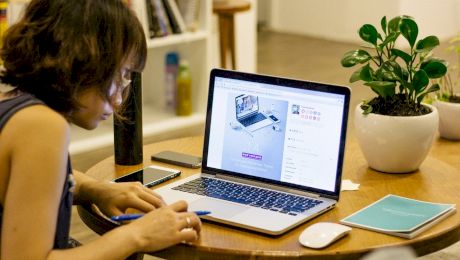 Cum să faci bani de acasă. 7 idei de afaceri pe care le faci prin intermediul unui laptop sau telefon
