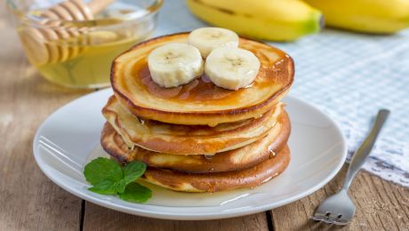 Rețeta unui desert din SUA: clătite americane cu banane tăiate rondele