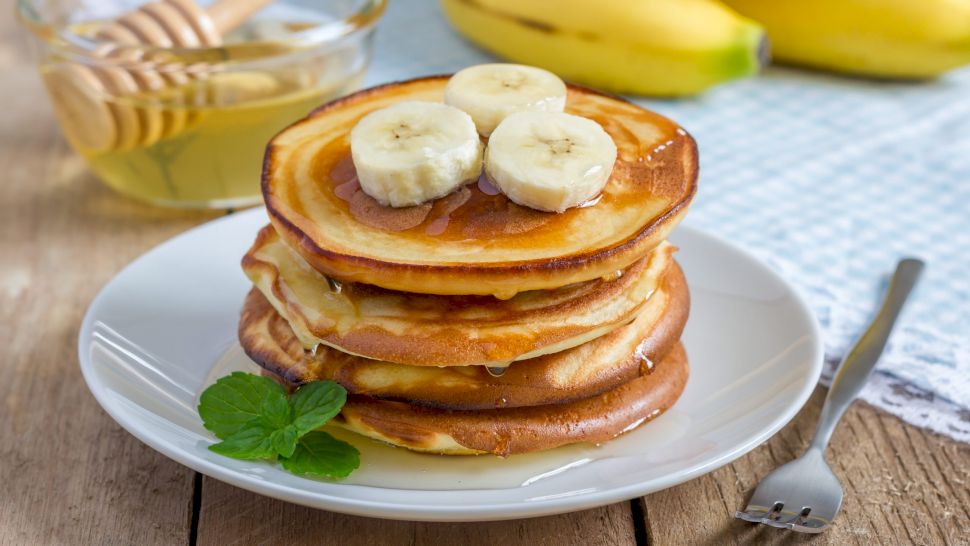 Rețeta unui desert din SUA: clătite americane cu banane tăiate rondele