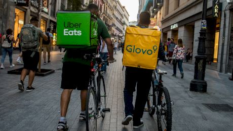 Salarii la Glovo și FoodPanda. Cine dă mai mulți bani pentru livrări