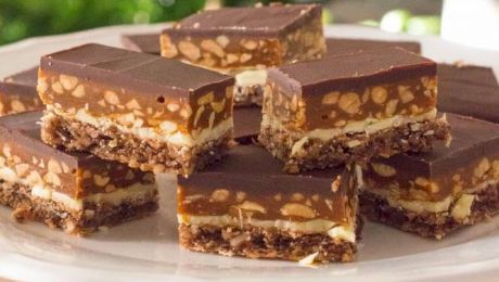 Prăjitură Snickers. Desertul importat de la americani pe care vei ajunge să-l faci săptămânal