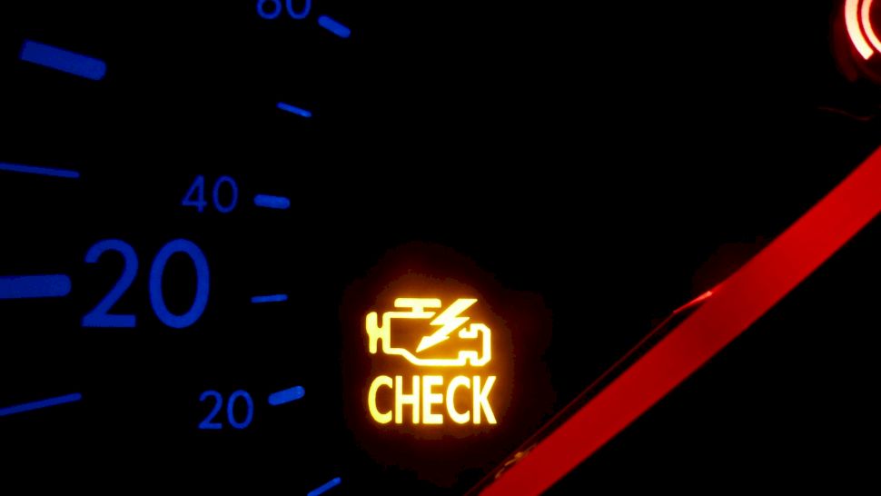 Ce faci când se aprinde martorul check engine în bord. Cât mai poți merge cu el aprins și cum îl stingi