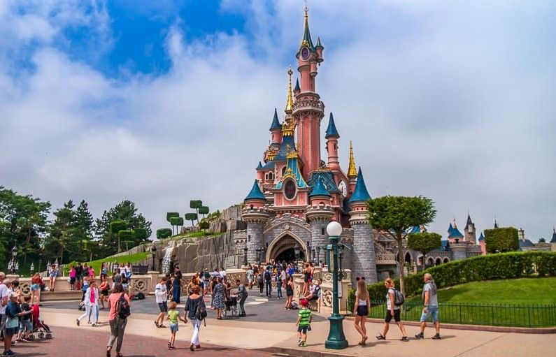 Cât costă, de fapt, o vacanță la Disneyland Paris
