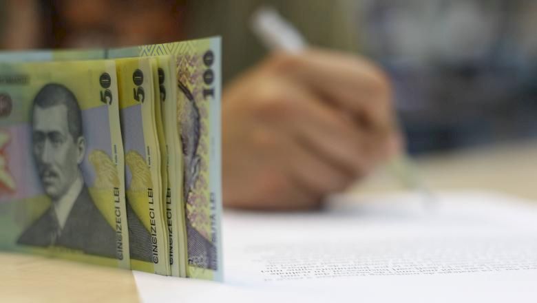 Câți bani câștigă un profesor debutant și până la ce salariu poate ajunge în cariera sa