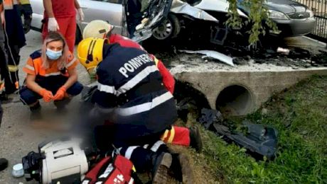 Imaginea deznădejdii! O femeie paramedic privește în gol, stând lângă victima de 23 de ani pe care nu a putut să o salveze