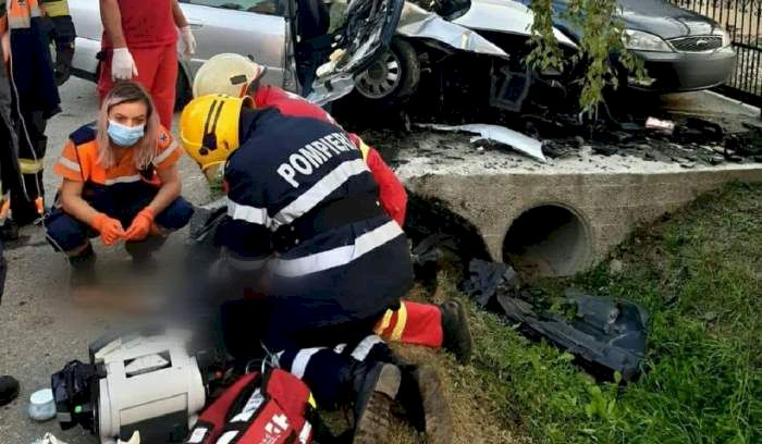 Imaginea deznădejdii! O femeie paramedic privește în gol, stând lângă victima de 23 de ani pe care nu a putut să o salveze