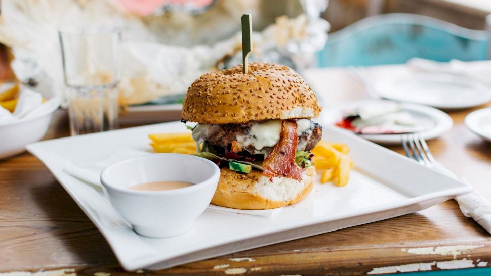 Unde mănânci cel mai bun burger din București. Top 15 restaurante din Capitală