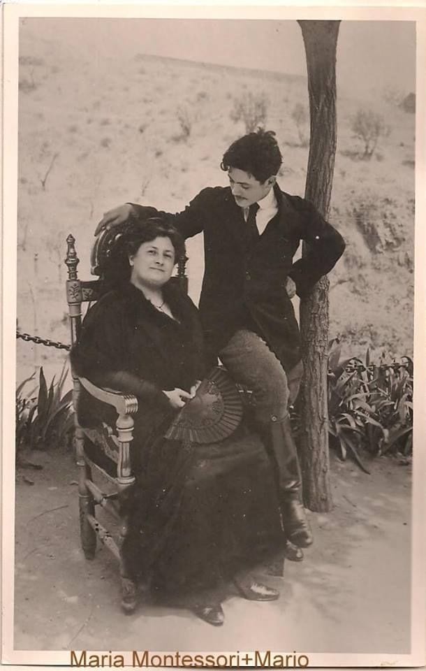 Maria Montessori alături de fiul ei, Mario