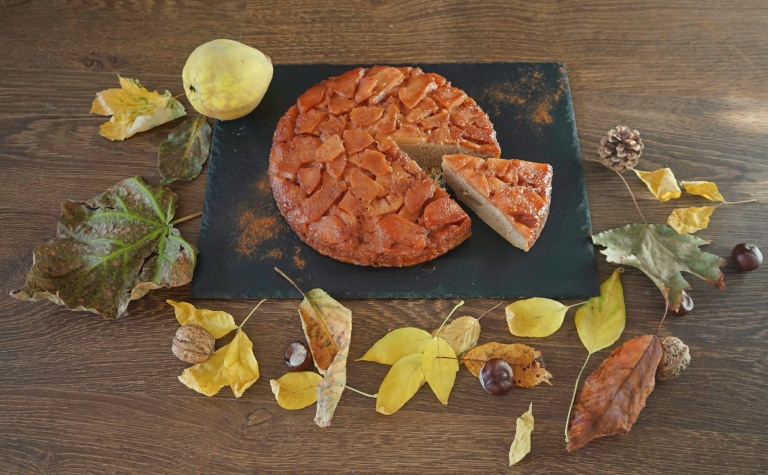 Tartă răsturnată cu gutui. Sursa foto: SabinaBrânduşe