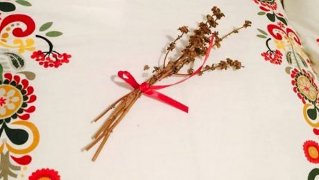 Tradiții și obiceiuri de Bobotează: când se pune busuioc sub pernă