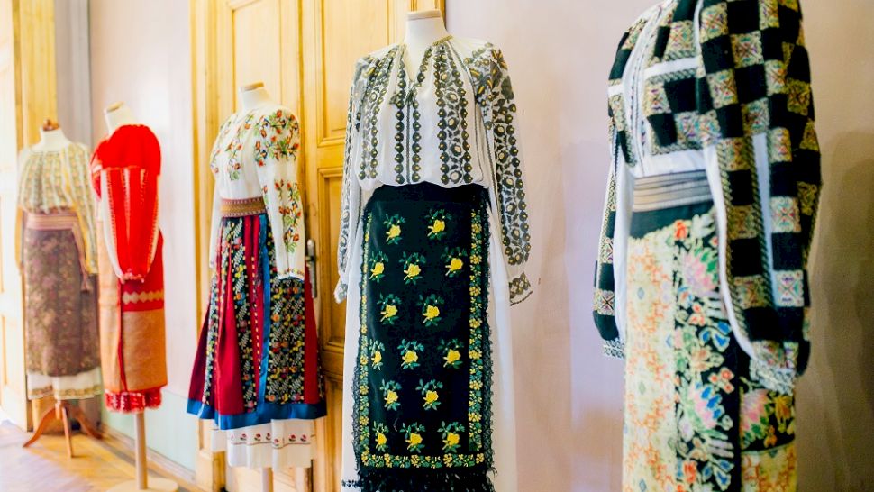 Cum arată costumele populare din Ardeal, Moldova, Oltenia, Dobrogea sau Muntenia