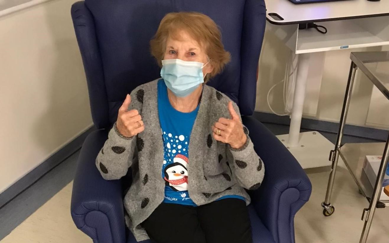 O bătrânică de 90 de ani, prima persoană din lume care s-a vaccinat anti-COVID. Ce a declarat după