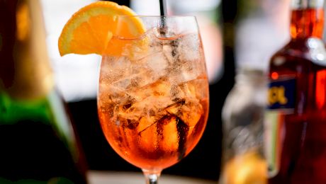 Cum se prepară celebrul cocktail Aperol Spritz. Rețetă și ingrediente