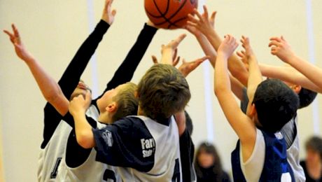 3 sporturi la care să-ți duci copilul pentru a-i dezvolta creșterea în înălțime