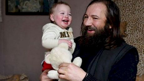 Un preot din Iași, înger păzitor pentru 15 familii. Le-a cumpărat case tuturor!