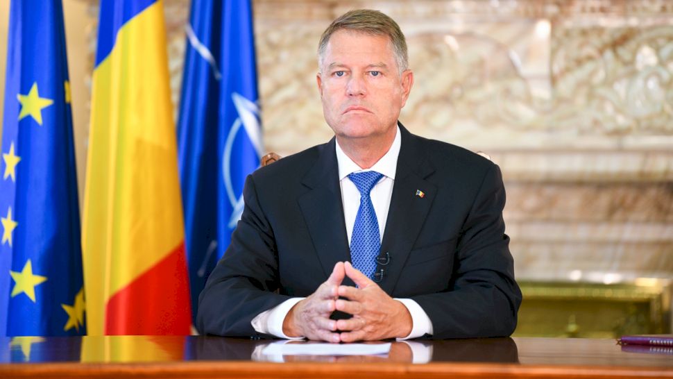 Klaus Iohannis a promulgat legea care permite reducerea la jumătate a timpulul de lucru și a salariilor angajaților