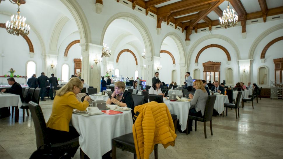 Cât costă o ciorbă în restaurantele din Palatul Parlamentului? Produsele din meniu pentru care aleşii dau doar 2 lei