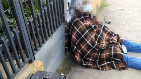 Femeie de 88 de ani, lăsată pe stradă de propria fiică. I-a vândut casa!