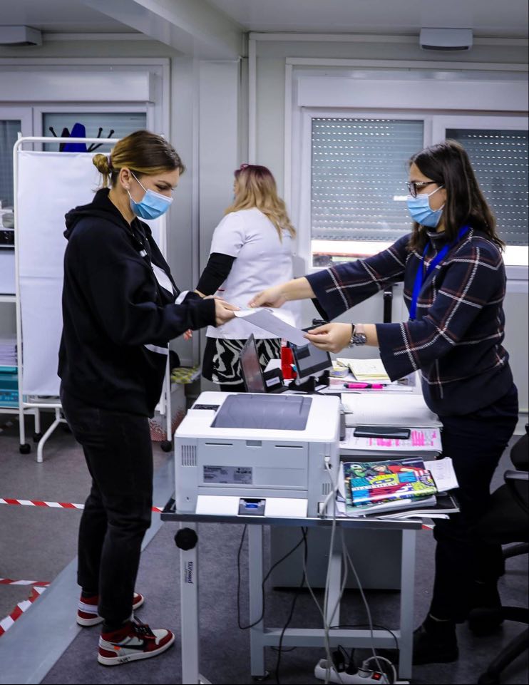 Simona Halep la centrul de vaccinare de la Institutul Cantacuzino, purtând adidaşii Nike de aproape 5.000 de euro