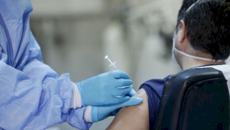 Un medic chirurg a murit după ce a primit ambele doze de vaccin anti-COVID
