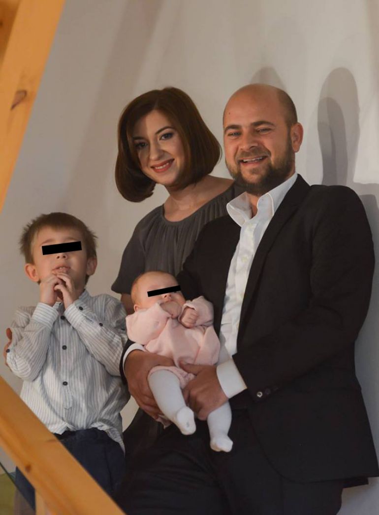 Cosmin Seleşi, alături de soţia sa, Irina, şi cei doi copilaşi ai lor