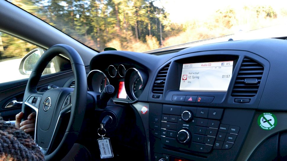 Câți bani costă școala de șoferi. Preț în funcție de categorie și mașina pe care instructorul ți-o pune la dispoziție