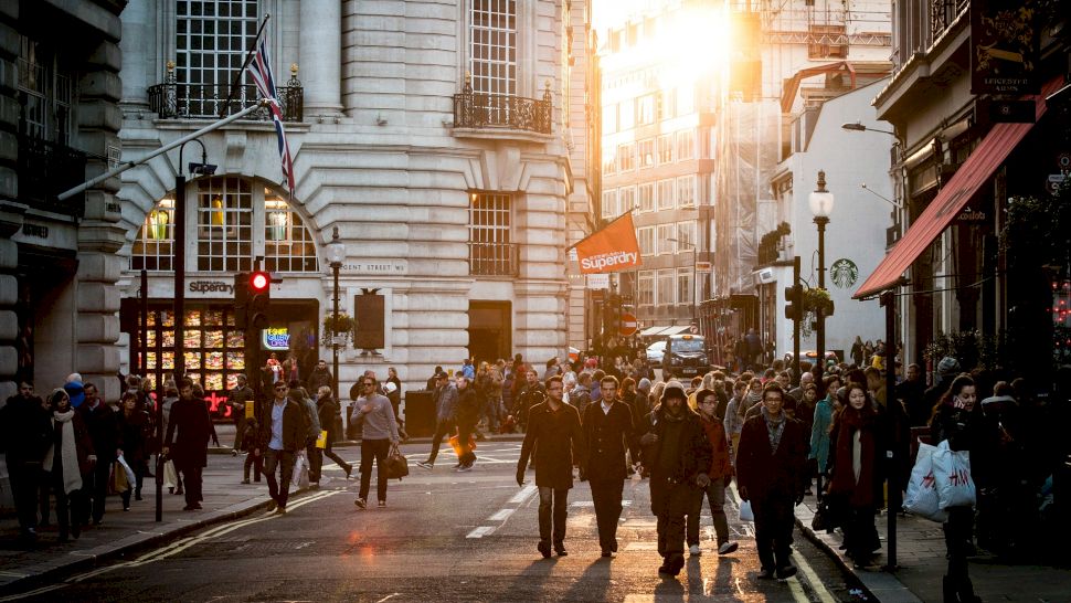 La ce oră se închid magazinele astăzi, 30 aprilie în București. Programul din Vinerea Mare