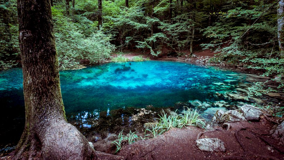 Care este motivul pentru care Lacul Ochiul Beiului nu îngheață niciodată