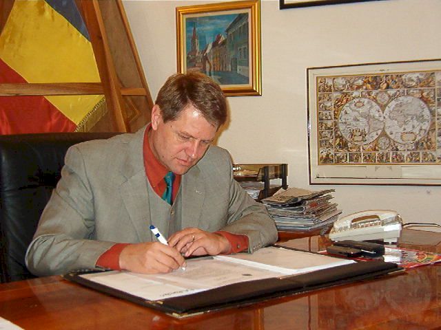Cum era Klaus Iohannis ca profesor. O fostă elevă rupe tăcerea: „Un om sobru, autoritar