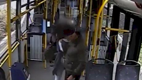 O tânără de 20 de ani a luat la bătaie un control, după ce a fost prinsă fără bilet în autobuz