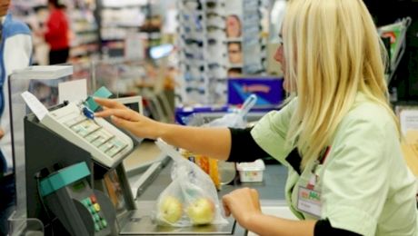 Magazinele din România, decizie radicală! Dispar zahărul, făina și uleiul de pe rafturi?
