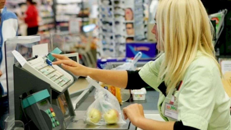 Magazinele din România, decizie radicală! Dispar zahărul, făina și uleiul de pe rafturi?