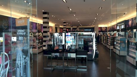 Salarii și beneficii la magazinele Sephora. Câți bani câștigă o angajată la parfumeriile Sephora