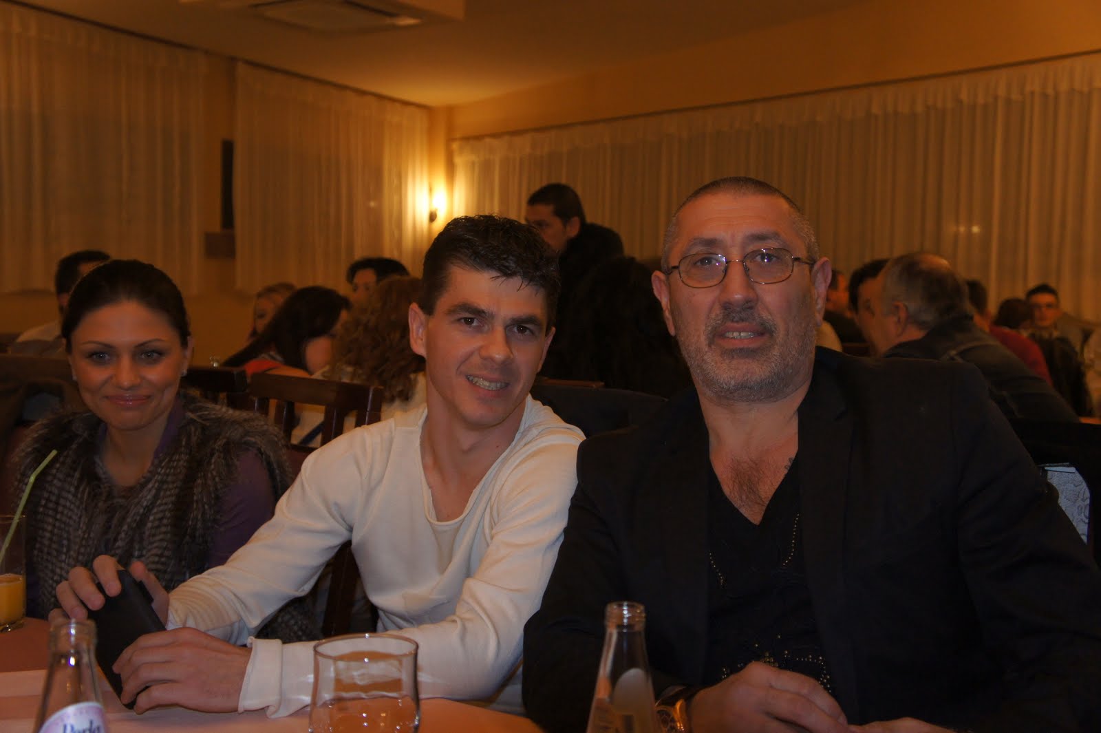 Robert Niță alături de soția sa și Serghei Mizil la un restaurant 