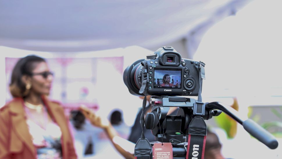 Cum se scrie corect: se toarnă un film sau se turnează un film?