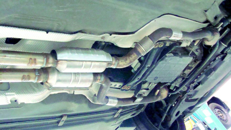 De ce se fură catalizatoarele auto. Câți bani poate lua hoțul pe un singur catalizator