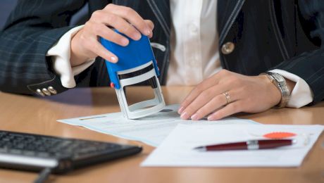 Taxe și tarife la Notar. Cât costă un contract de vânzare-cumpărare, o procură sau diverse acte de care ai nevoie