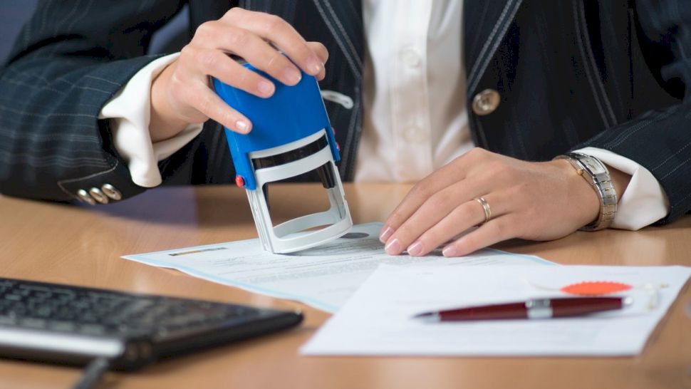Taxe și tarife la Notar. Cât costă un contract de vânzare-cumpărare, o procură sau diverse acte de care ai nevoie