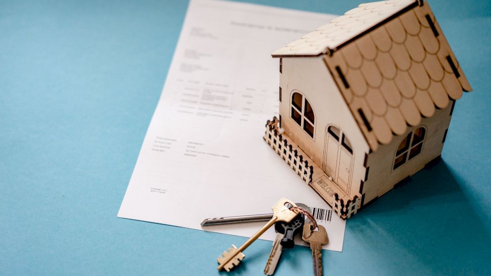 Model de antecontract pentru vânzarea-cumpărea unui apartament. Ce clauze există și ce taxe trebuie să plătești