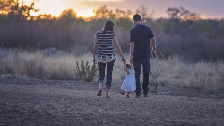 Rânduri pentru fiica mea. 15 mesaje de la mulți ani pline de iubire maternă