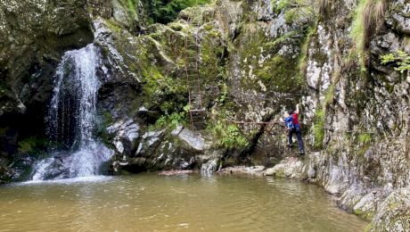 Valea lui Stan. Traseul plin de adrenalină printr-un canion din Brașov