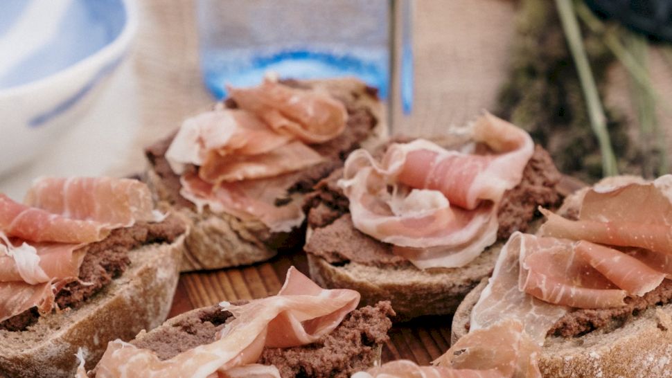 Cum se face, de fapt, jambonul şi ce ingrediente sunt folosite