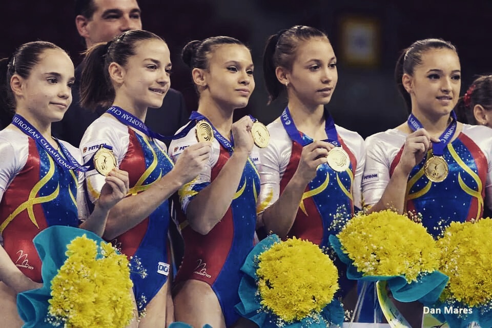 Ştefania Stănilă (a patra de la stânga la dreapta) alături de colegele din lotul naţional, la concursul din Bulgaria, celebrând medalia de aur. Sursa foto: Facebook / Dan Mareş
