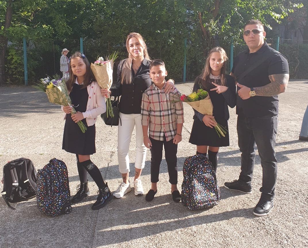 Adrian Corduneanu alături de familia sa: soţia Ramona, cele două fete, Julia şi Rebeca, şi Adrian