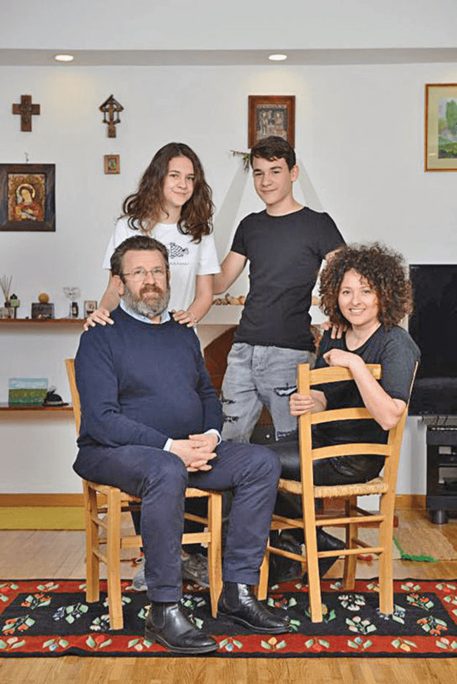 Adrian Titieni, alături de Alexandra Irimescu şi cei doi copii