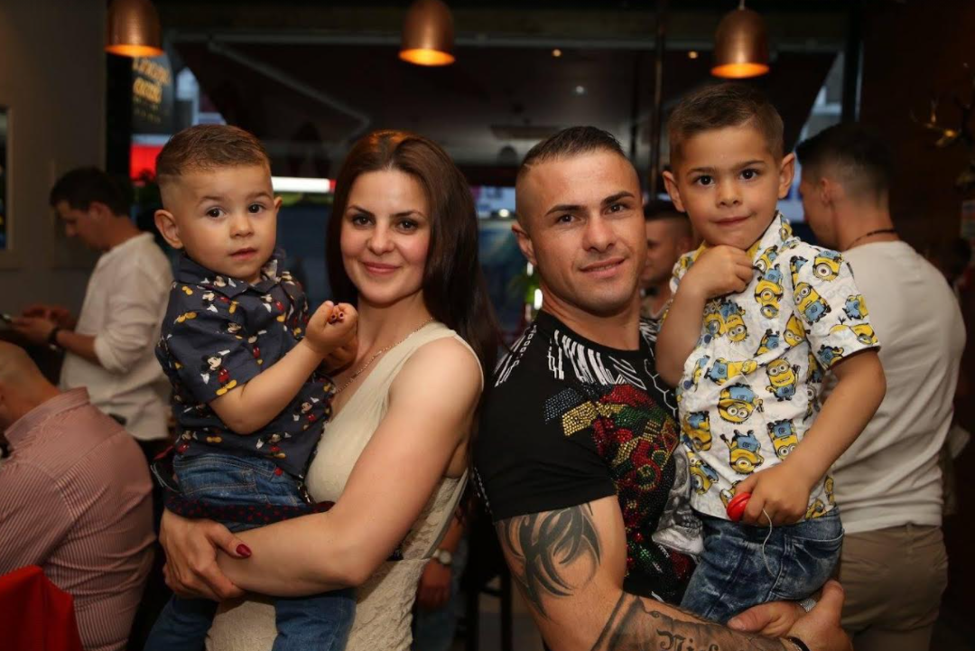 Alin Chirilă, alături de soţia Loredana, şi cei doi băieţei