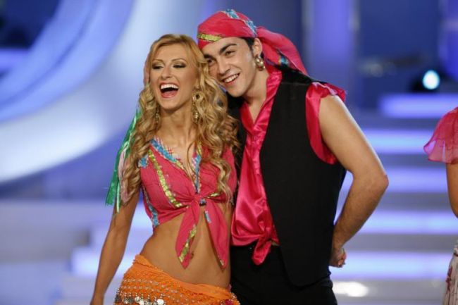 Andreea Bălan, alături de Petrişor Ruge, pe scena de la Dansez pentru tine