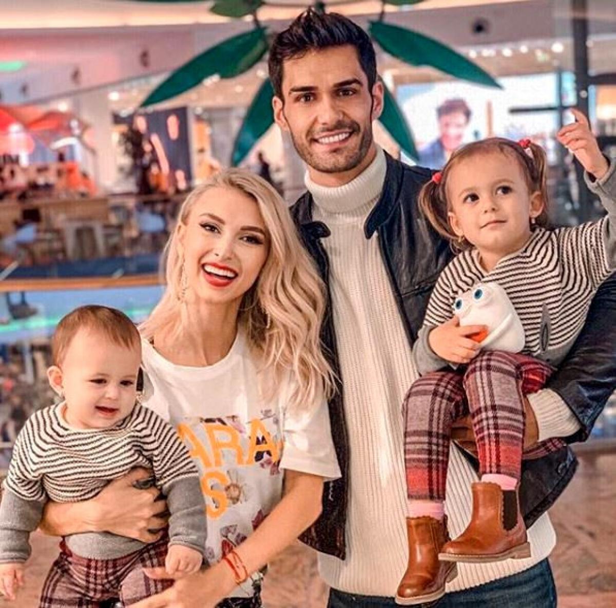 Andreea Bălan, alături de George Burcea, pe vremea când formau o familie, alături de cele două fetiţe, Ella şi Clara Maria. Sursa foto: Instagram