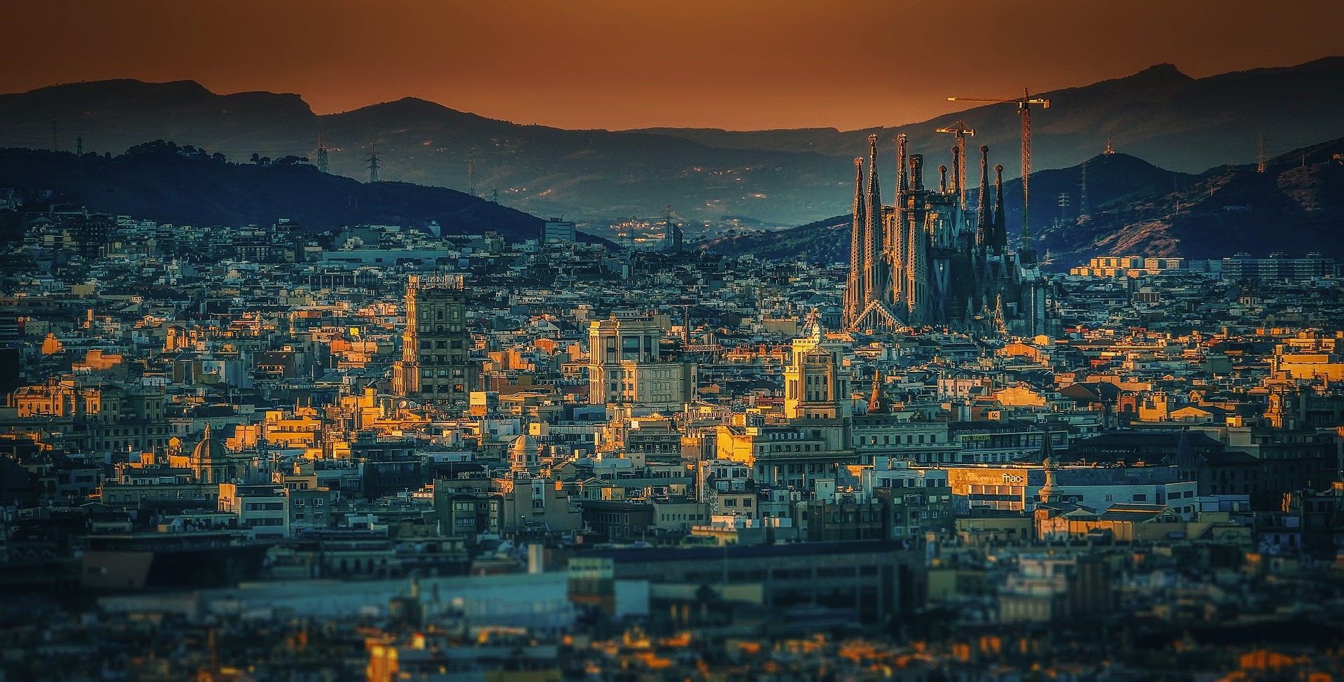 Vedere din Barcelona, cu Sagrada Familia în dreapta imaginii. Sursa foto: Pixabay