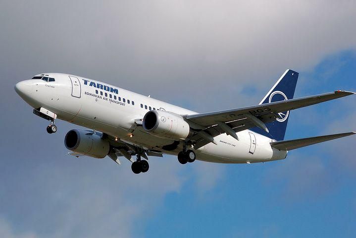 Ce salarii au angajatii Tarom, de la aviatori la stewardese si femei de serviciu